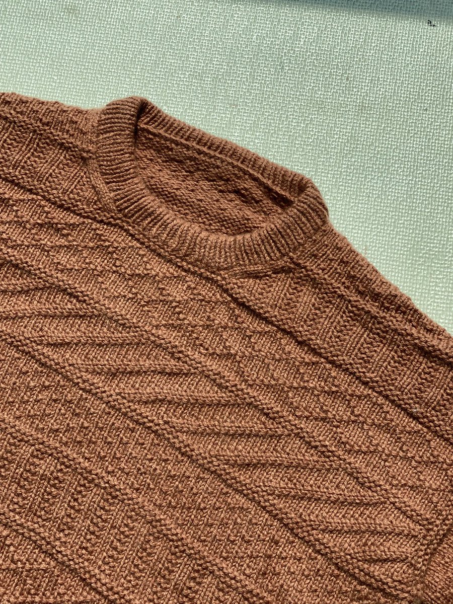 knittingmango's tweet image. 그동안 잡다한 일로 바빠서 손도 못대다가 드디어 완성🌝 세탁하고 양지바른 곳에서 말라가는데 근데 이거 울이라 그런건가 냄새가 구리구리한데🥲