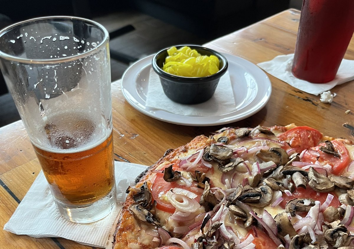 “The Crust”… nice laid-back pizza joint in North Naples 🏝️🇺🇸. Great taste and big dining area 🍕🍺😋. @EatingNaplesFL @ParadiseCoast @LifeInNaplesMag @the_crust_pizza