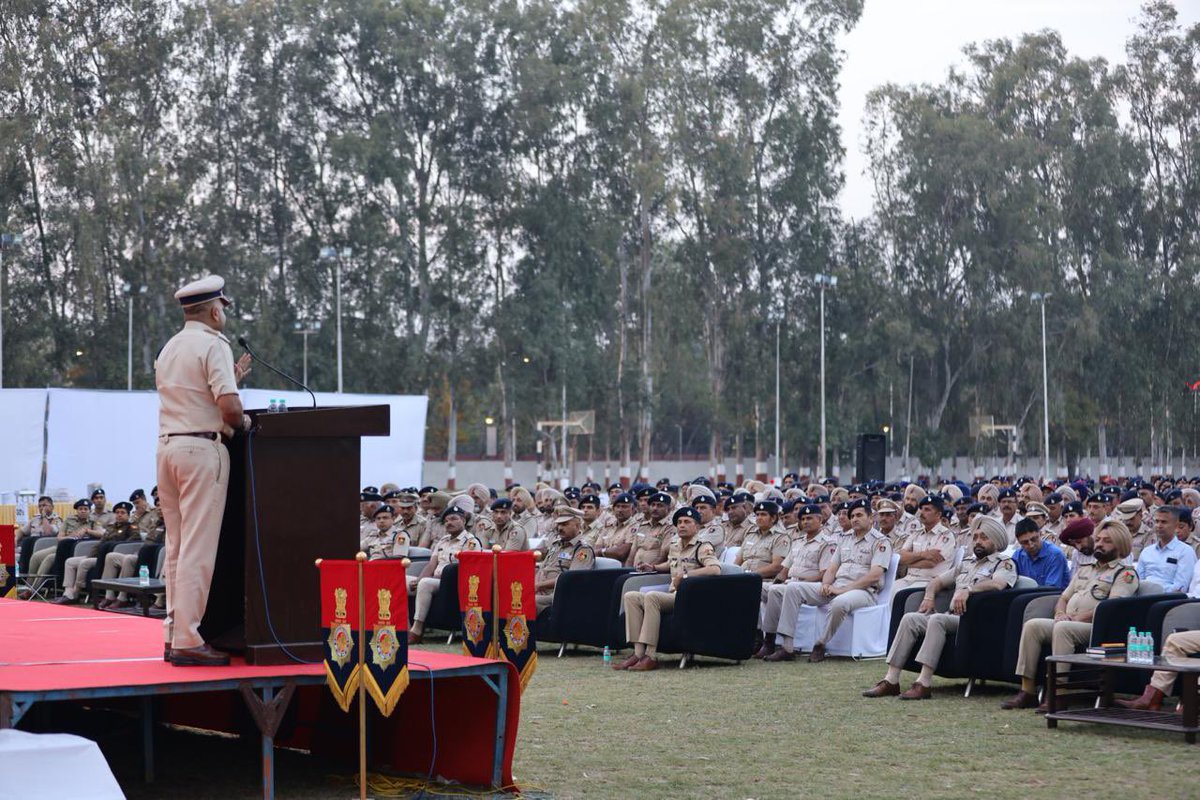 Sampark Sabha was organised at Police Lines Sec 26 where Police officials of all ranks put forth their concerns & suggestions While assuring them about redressal of legitimate concerns, briefed them to discharge their duty with utmost dedication, honesty & spirit of service