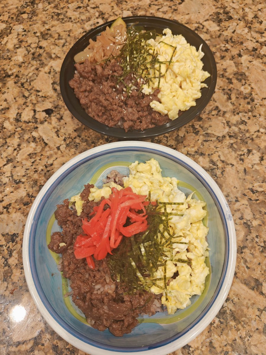 ShokoMama531's tweet photo. お弁当と晩ごはん。
夫の大好きなそぼろ丼です。

#おうちごはん #お弁当 #Twitter家庭料理部 #お腹ペコリン部 #料理好き #料理記録 #HomeCooking #BentoLunch #ForMyHubby https://t.co/e0qtfrS6jI