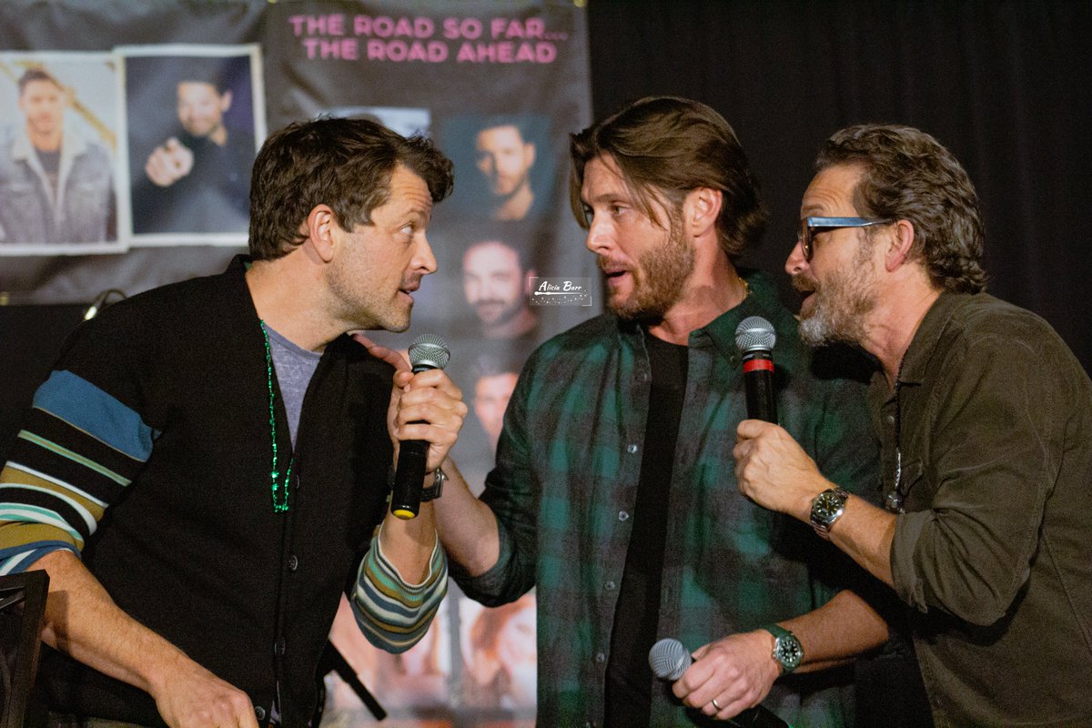 barr_alicia's tweet image. Rob and Jensen teaching Misha the last question song. 😂😂

#RobBenedict #JensenAckles #MishaCollins