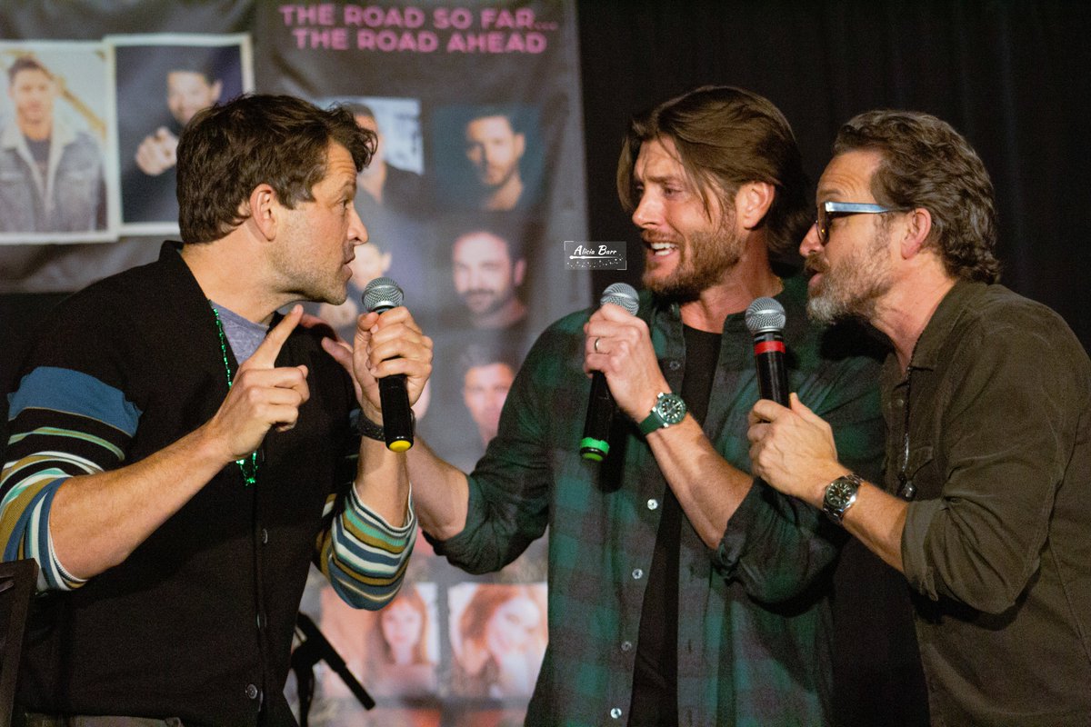 barr_alicia's tweet image. Rob and Jensen teaching Misha the last question song. 😂😂

#RobBenedict #JensenAckles #MishaCollins