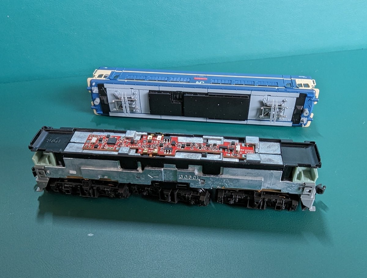 hirotoEF81's tweet photo. DCCに、初挑戦。
MT40のLED搭載済み基盤は、裏面も絶縁してあるので、ポン付け出来ました。
#MT40 #dcc #kato https://t.co/vw5t6SVAMd
