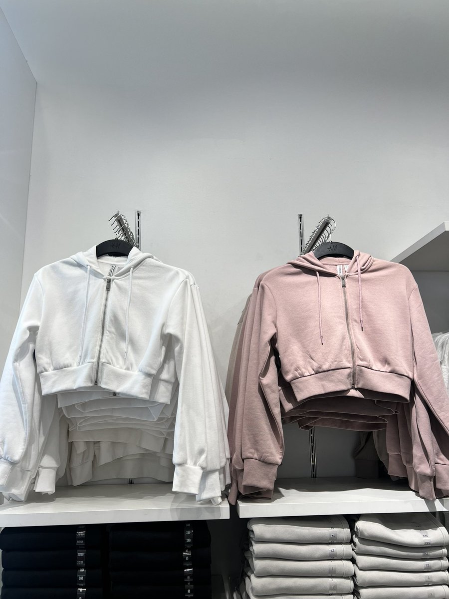 MKT040404's tweet photo. H&amp;M Cropped Hoodie ✨ ราคา 699฿
สินค้ามีจำนวนจำกัดนะคะ ดูสินค้าเพิ่มเติมได้ที่ IG : bsy.rubhiw 🥣🧤 

Size :  xs s m l xl

#รับหิ้ว #รับหิ้วhm https://t.co/PgcIlwZv7x