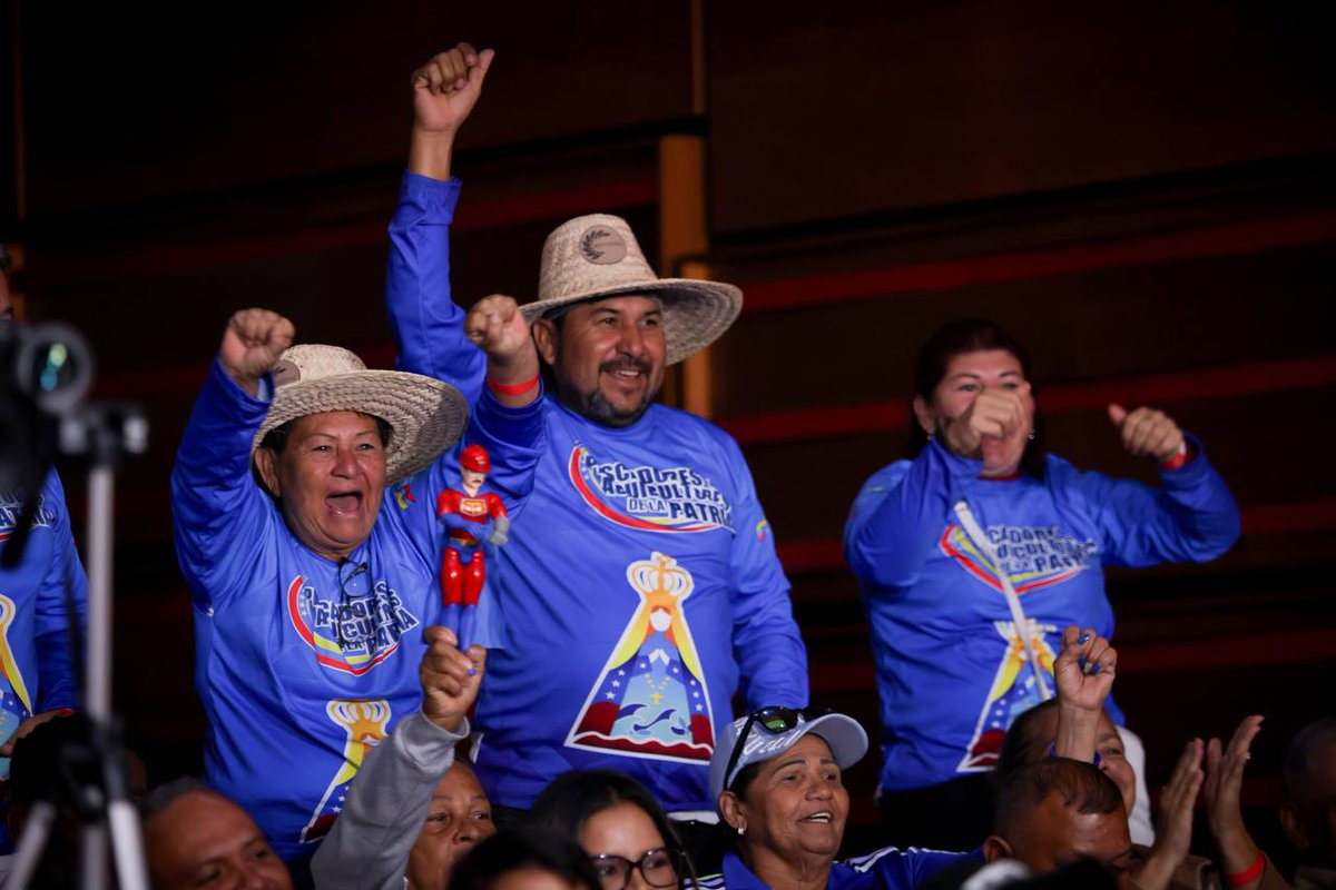 ConElMazoDando's tweet photo. #ChillasteMentisteYNoVas 
RESUMEN DEL PROGRAMA CON EL MAZO DANDO #469 (20-03-24)

Cabello: Mientras opositores engañan a su gente, el Chavismo está más unido que nunca https://t.co/WoafnK1vDJ 

Cabello a la oposición: Están inhabilitados moralmente para dirigir este país https://t.co/CMfIuhk9zi 

Cabello: Los conspiradores son utilizados por los apellidos y luego abandonados a su suerte https://t.co/7ZXG9OY6Wp 

Diosdado Cabello: "Tengo nervios porque mañana es 21..." https://t.co/t8AtvriwGI 

Cabello sobre oposición extremista: Quieren copiar modelo de Juanito Alimaña aunque no les funcionó https://t.co/lDmxelftmP 

Cabello a Machado: Tus pataletas serán para largo porque en 2030 tampoco podrás ser candidata https://t.co/EnJqnuruDE 

Cabello: Somos los mismos del 2002 pero ya no somos pendejos https://t.co/pkuQTVApdr 

Cabello: Dignora Hernández administraba un negocio fachada para entregar recursos a grupos violentos https://t.co/zcKxZpKuvx 

Cabello: Imperialismo utiliza guerra de Ucrania para sus negocios de compra y venta de armas https://t.co/5gh2o0qsxG 

Cabello: A 56 años de la masacre de My Lai la ONU no dice nada porque fue EEUU https://t.co/bLmcAYRUYw 

Cabello: Nichols tú no tienes moral para hablar del acuerdo de Barbados https://t.co/32euUjgKkt 

Diosdado Cabello: Ramón Aveledo quiere ser el candidato opositor pero nadie lo toma en cuenta https://t.co/Bu7zj6mgGM 

Cabello: Condiciones para observadores internacionales las ponemos en Venezuela y quien venga tiene que cumplirlas https://t.co/fANPYVJVJS 

¡Cero pueblo, cero dolientes! Así realmente estaba el Comando de María Corina en Caracas https://t.co/LekSF6JBcO 

Cabello: ¡Leopoldo López es un paraco! https://t.co/1VQ6gmQmgc 

Diosdado Cabello: Los palangristas están preocupados porque se les cayó el negocio con María Corina https://t.co/JLX6IyybjI 

Cabello: No caigamos en las provocaciones de esos grupos que quieren violencia para el país https://t.co/9YbxDjUbsU 

Cabello: Chávez es la fuerza principal que nosotros tenemos https://t.co/8Wzfv99Sa3 

Cabello: Rosales gobierna el Zulia por errores de la dirigencia revolucionaria, no del Pueblo https://t.co/GZiPrwdH8l 

Cabello: Revolución Bolivariana acapara las miradas de los Pueblos por su lucha emancipadora https://t.co/mogRN9OdoP 

Cabello: Hagamos del PSUV el partido que siempre soñó el Comandante Chávez https://t.co/GKiLsDa7bO 

Diosdado Cabello: Andrés Pastrana es un delincuente socio de María Corina en Colombia https://t.co/l7fGpJWYFv 

Cabello: Haití es una deuda pendiente de todos los países de Latinoamérica https://t.co/Yxova9pzEE 

Cabello: Palangristas tienen problemas muy graves por lo que deben acudir a un psiquiatra https://t.co/Y3p6vKtFlt