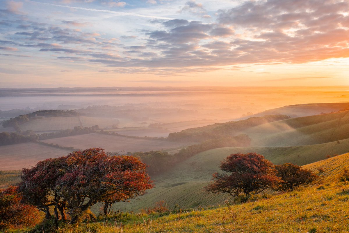 Tomorrow (22 March) will be the first pre-6am sunrise since 24 August 2023. 📷 James Ratchford 📍 Firle Beacon #SouthDowns #Spring #Sunrise