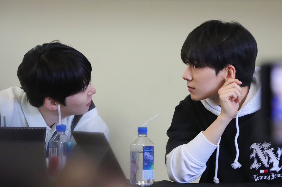 240319
Oakland Fansign

#환웅 #HWANWOONG 
#KEONHEE #건희 
#ONEUS #원어스