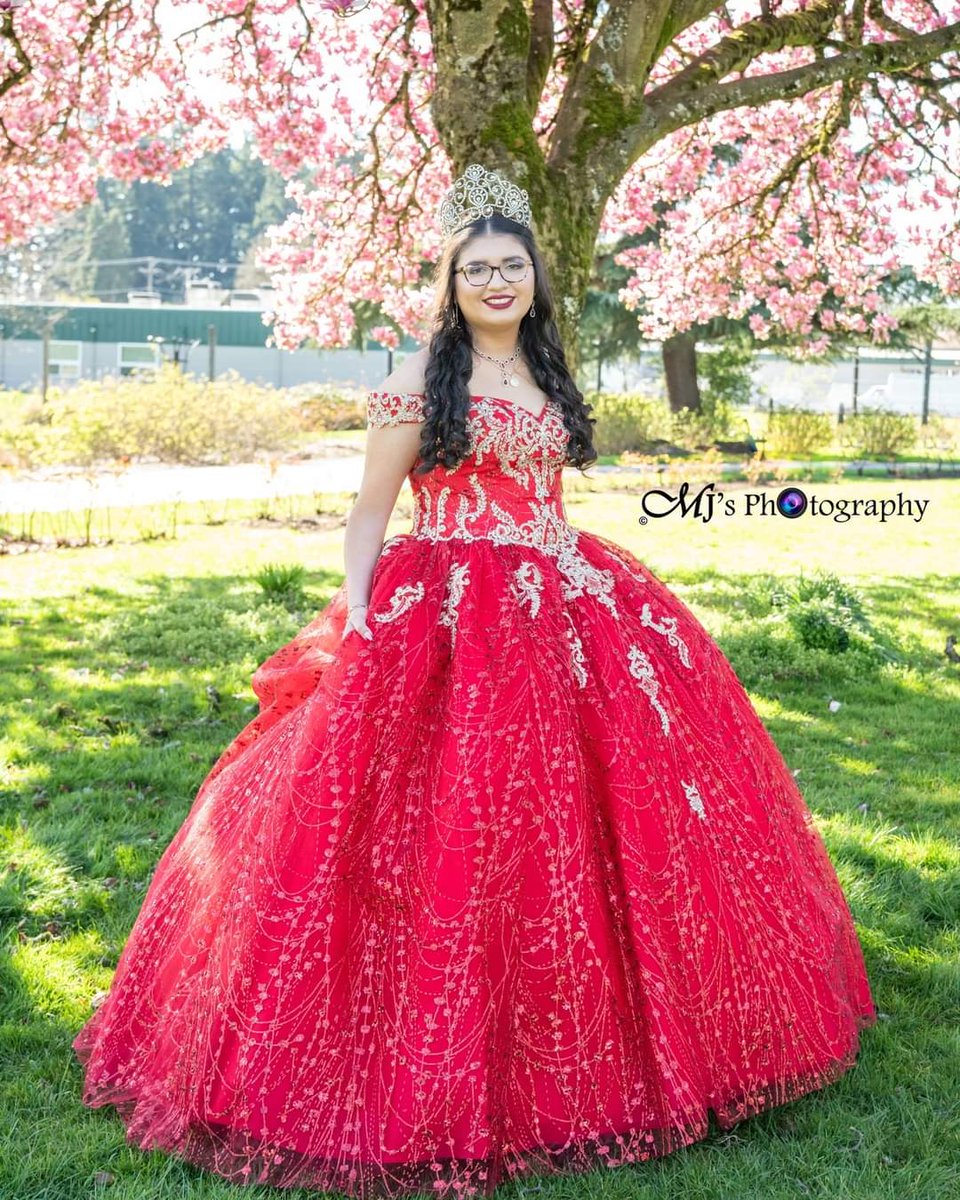 MJsPhotography2's tweet photo. Quinceanera celebration sneak peeks!  I'm so impressed by this beautiful young lady!   Her family and friends showered her with love, support, faith, and one of the best days of her life this far.  #quinceañera  @hairwitherinm https://t.co/ALhxoJijC1