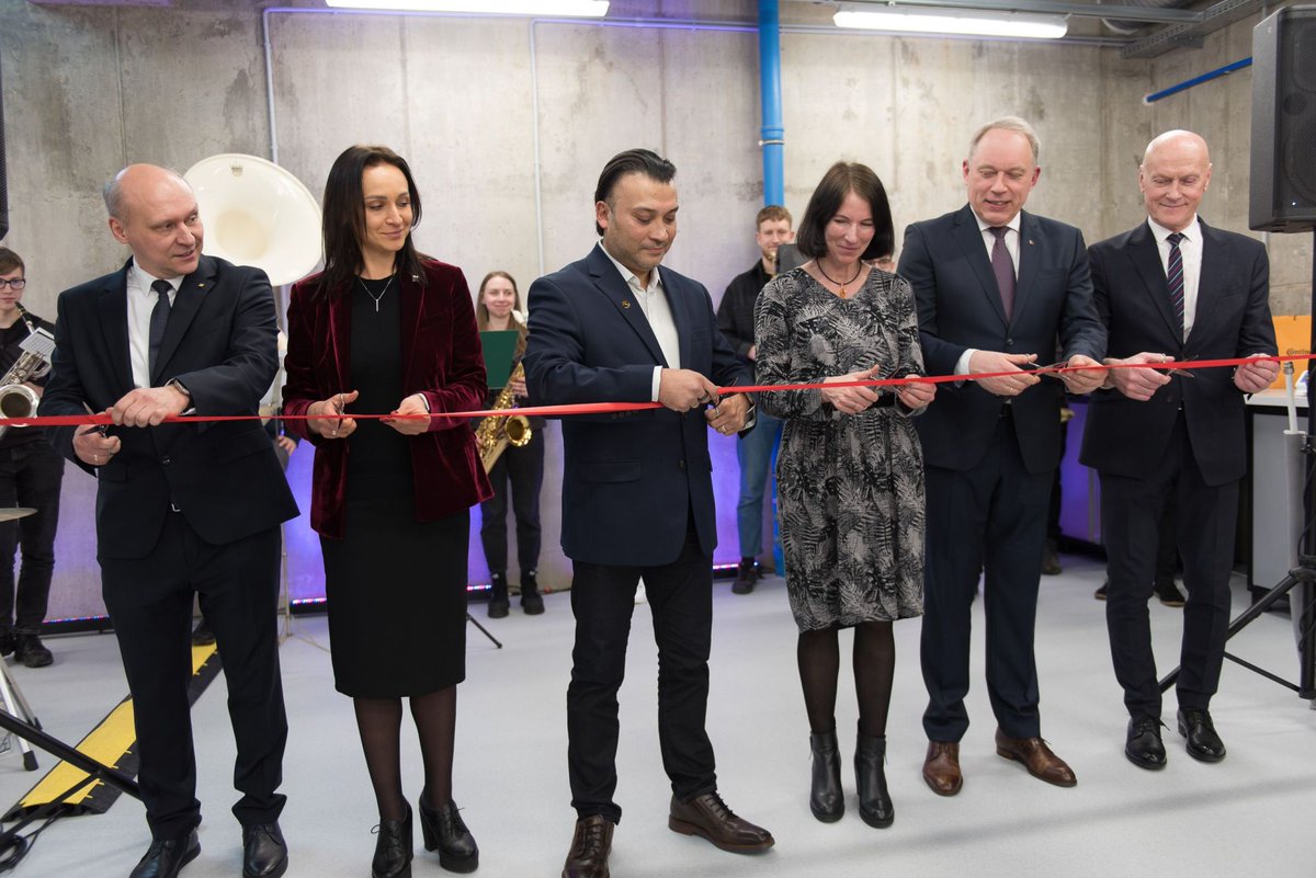 🤝 @Conti_Industry & @ktuspace enhance their #collaboration with a new SMT space at M-Lab! Equipped by Continental, this addition offers students practical experience in surface-mount #technology, solidifying the bond between academia and industry. 🚗 eef.ktu.edu/news/technolog…