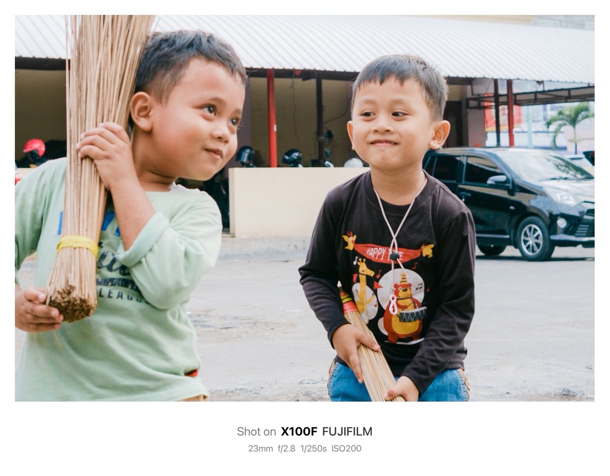 kakakbay's tweet photo. #ngabuburstreet susur kampung https://t.co/fALhQMwi6p