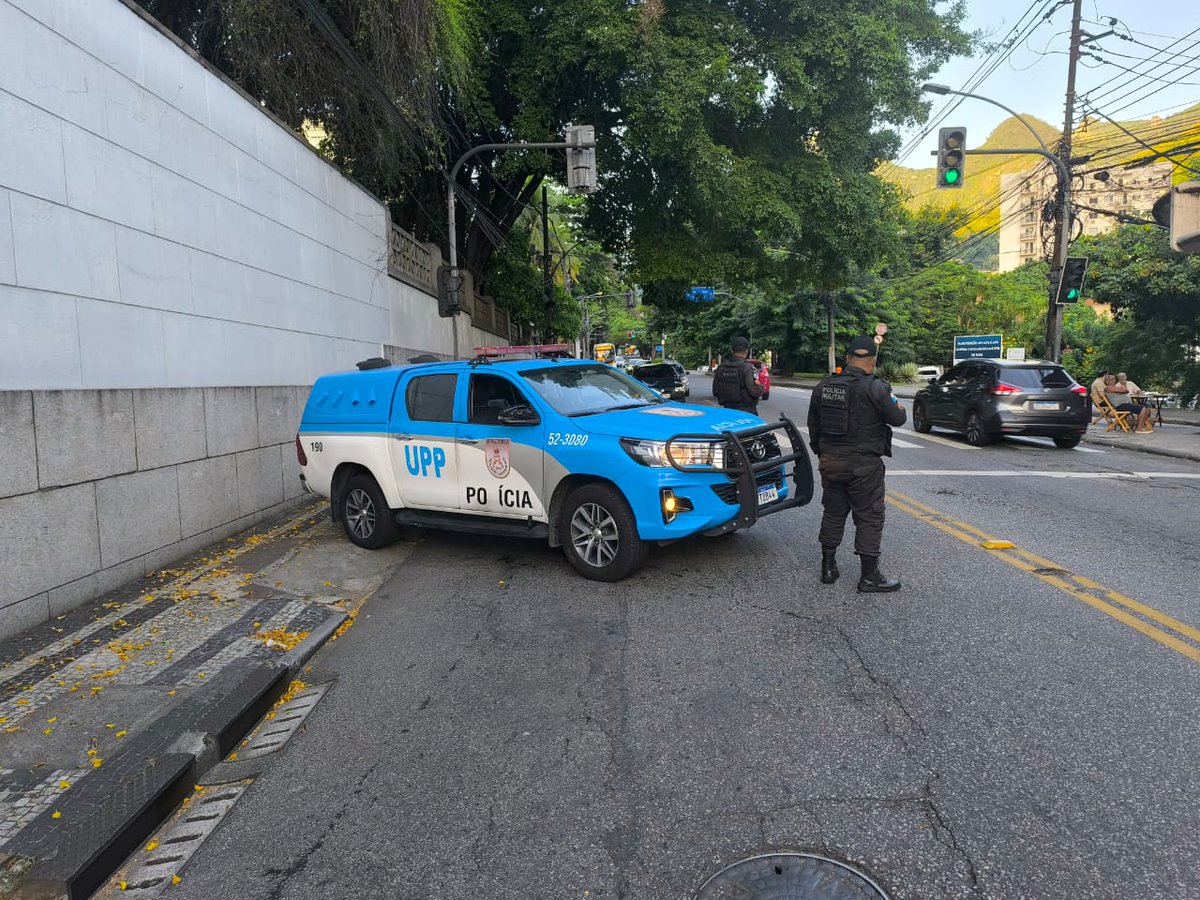 PMERJ's tweet photo. Policiais da #UPPFormiga estão posicionados na Rua Conde de Bonfim, na Tijuca.
#ServireProteger https://t.co/uQklSz4oj8