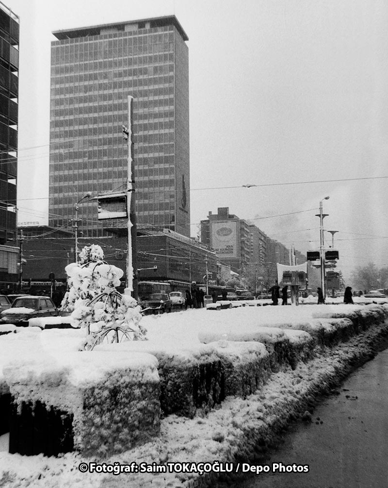 Kar mı dediniz? 1980 kışının Ankara'ya düşen ilk karı. 28 Kasım 1980, Kızılay, Ankara.
