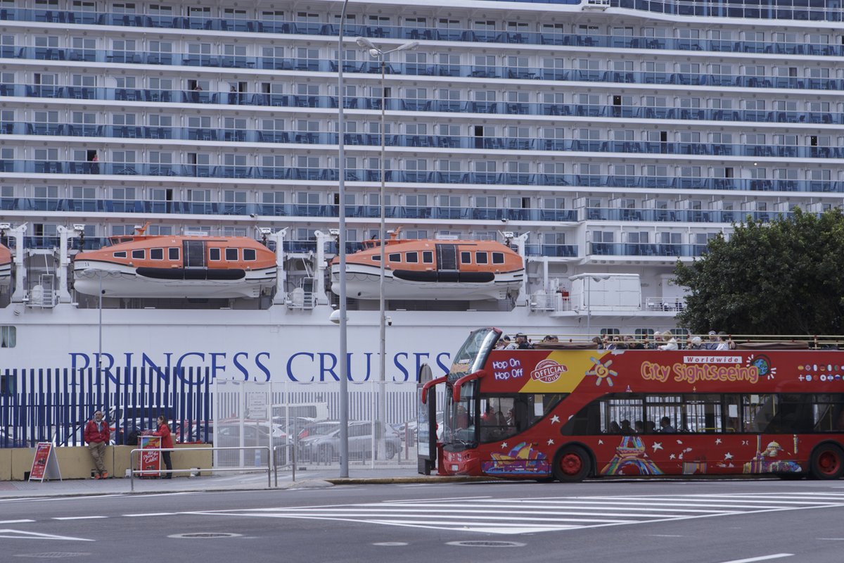 puertodecadiz's tweet photo. Tres cruceros llegan al puerto de #Cádiz : AZURA, COSTA PACÍFICA y SKY PRINCESS
#cruiseship #mundoports #mundodecruceros #skyprincess #costapacifica #azura #cruceros https://t.co/N8cv88uimw
