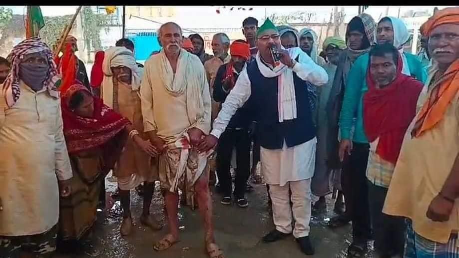 RJDforIndia's tweet photo. बक्सर की भाँति पूरे देश के किसानों की दुर्गति और उनके परिजनों की पिटाई ही है नीतीश कुमार का असली चेहरा, एन डी गठबंधन का वास्तविक चरित्र!

जब तक नीतीश कुमार की राजनीति ज़िंदा है, केवल किसान ही नहीं बिहार के सभी लोग जीते जी तिल तिल कर मरते रहेंगे! https://t.co/Ewgohh3458