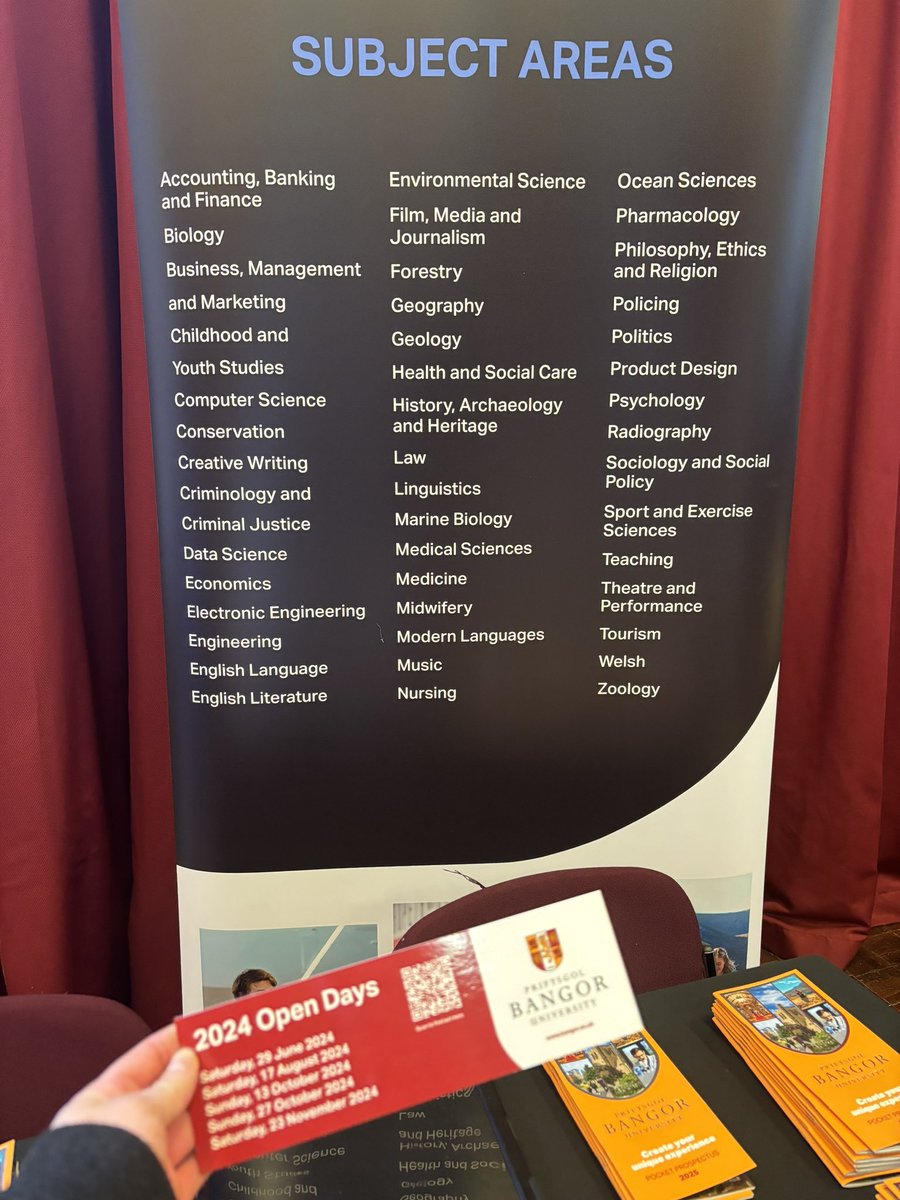 Good Morning!! Catrin is all set-up and ready for a day chatting to @CaldayGrammar students about all things @BangorUni related! 💬📚 #HE #HigherEducation #careers