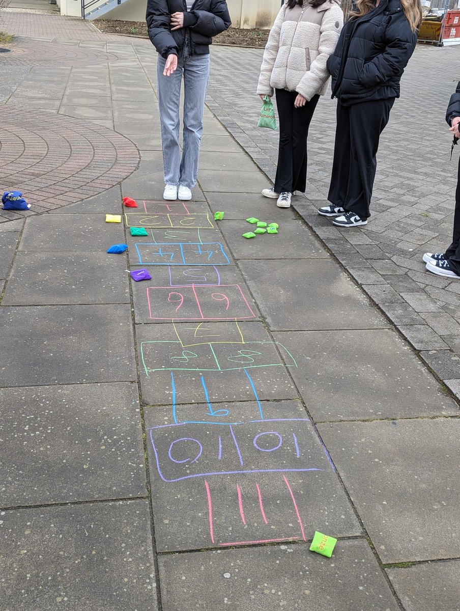 Taking #learningoutdoors builds interest, enthusiasm, engagement and memorable learning across all subjects. @YSJTeacherEd 1st Yr students chose a simple hopscotch to teach French colours & numbers. Showing how quick 'go-to' approaches work for fun, creative #primarylanguages