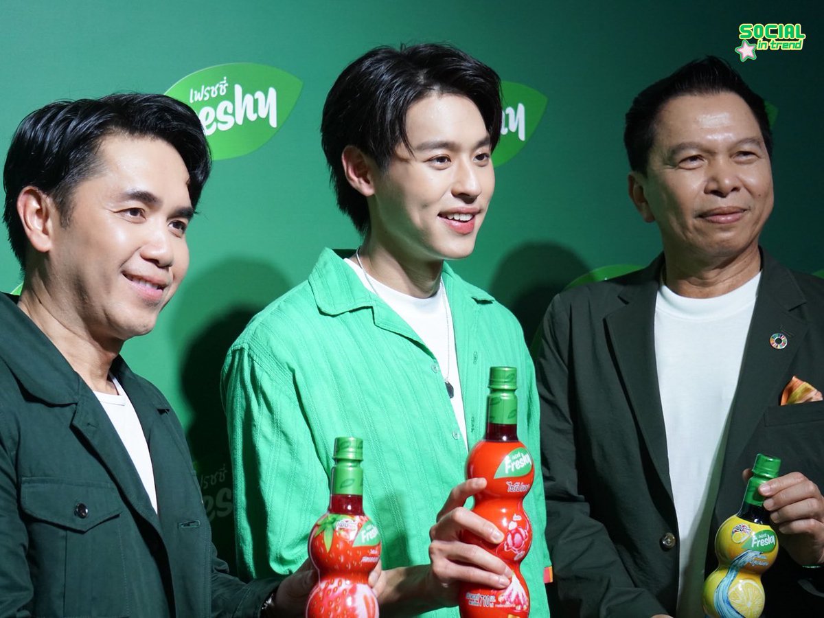 Socialintrend's tweet photo. [ snap photo ] เฟรชซี่ ไซรัป อร่อยเข้ม เต็มรสผลไม้แท้ ดึง "บิวกิ้น พุฒิพงศ์" นั่งแท่นพรีเซนเตอร์คนแรกของแบรนด์ กับผลิตภัณฑ์คุณภาพจากมิตรผล 

#เฟรชชี่เฟรชเดียวที่บิวกิ้นชอบ
#FreshySyrupxBillkin
#Bbillkin #บิวกิ้น https://t.co/5fFVpZJwdU