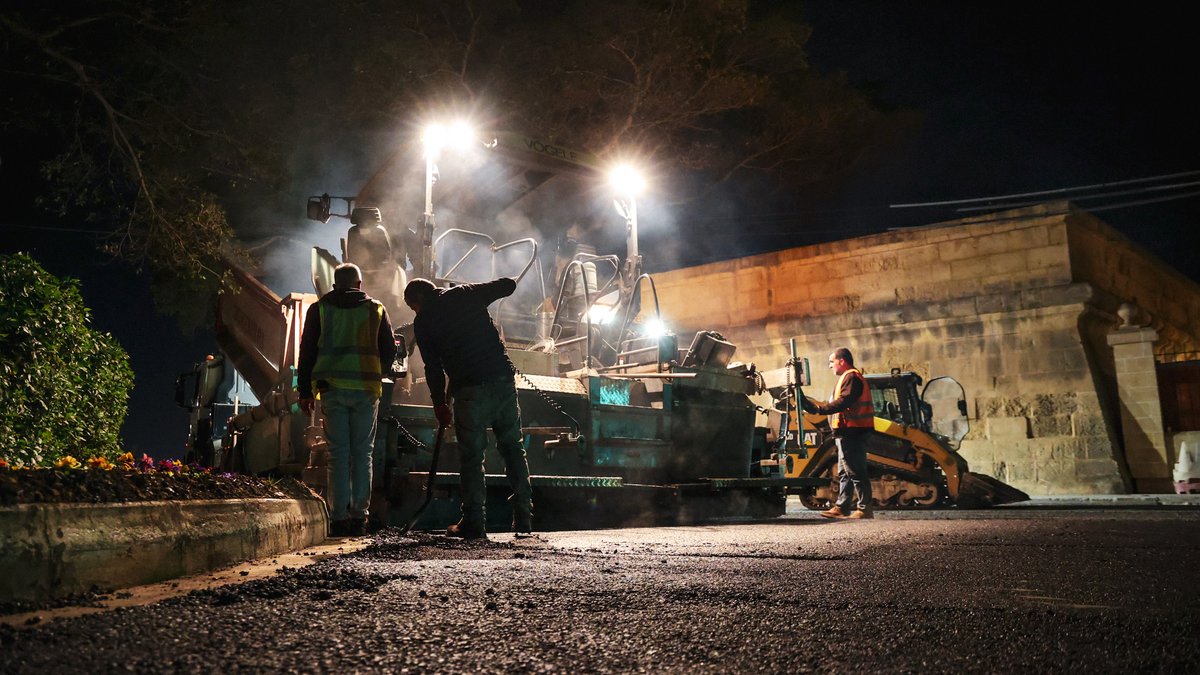 🌃 Last night we completed the resurfacing of Triq San Dwardu, Triq it-8 ta’ Dicembru and the roundabout junction located between #Cospicua, #Vittoriosa and #Kalkara. 👷#infrastructure4Dpeople #infrastructure4U