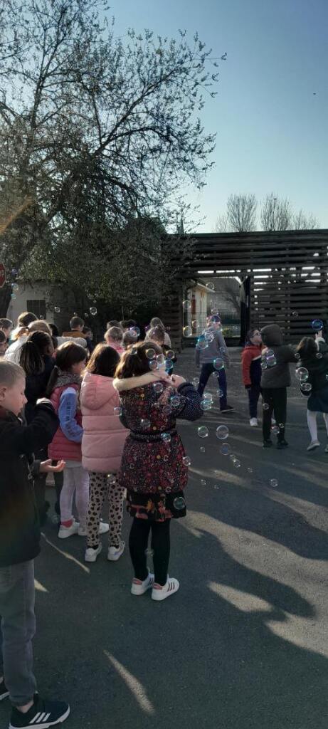 Nouvelle édition de @LaGrandeLessive aujourd'hui sur le parvis de l'école : "Faire des bulles ?"