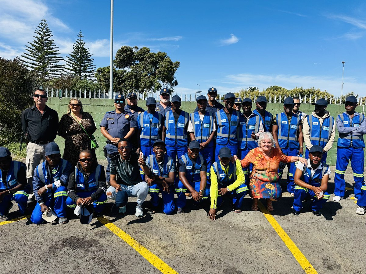 listallavista's tweet photo. Our car guards all kitted out with new bibs &amp; trousers. They are not allowed to demand or ask for money. However, you are most welcome to support them.

We  are ready for the Easter Weekend come and enjoy our beautiful hermanus 🥂🍾 https://t.co/fkv2EZciXm