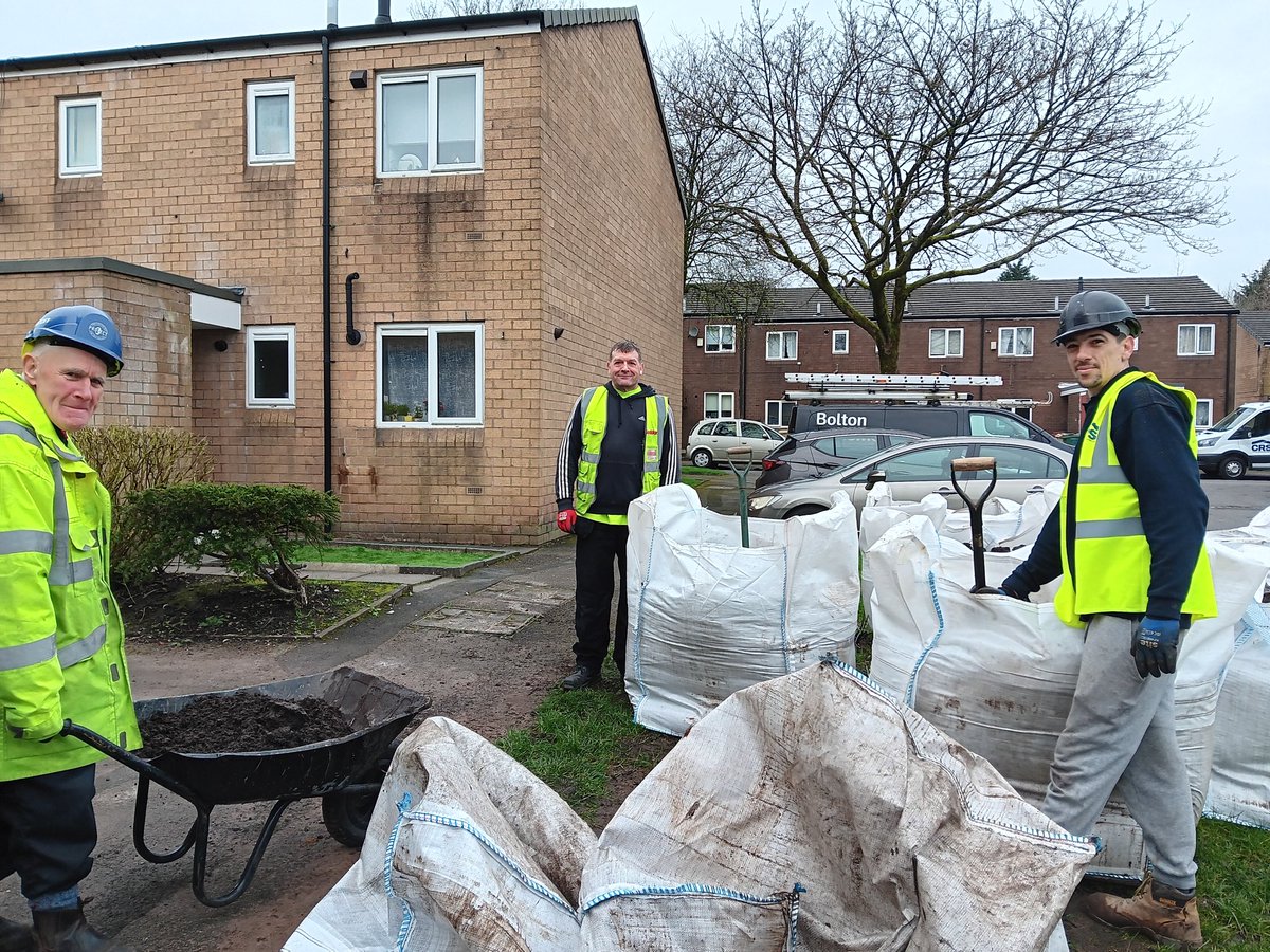 Seddon working collaboratively with BAH and supply chain members Allied, Caroman carrying our environmental community work in Bolton today <a href="/yourseddon/">Seddon</a> <a href="/boltoncouncil/">Bolton Council</a>  <a href="/FamilyBolton/">The Bolton Family Social Value Partnership</a> @boltonathome