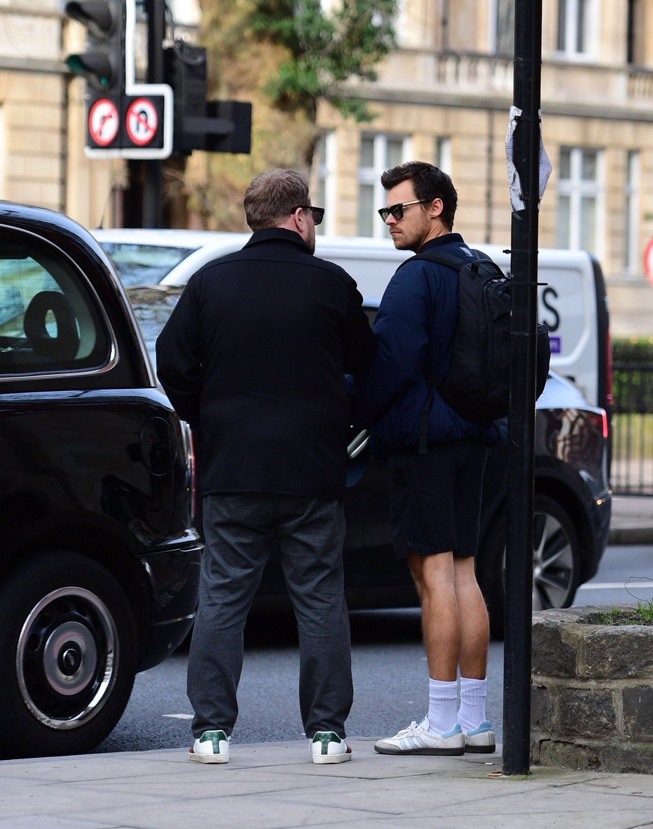 bestharrysbr's tweet photo. Harry carregando uma flor enquanto estava com James Corden em Londres, recentemente! https://t.co/HL2VZh6WwY