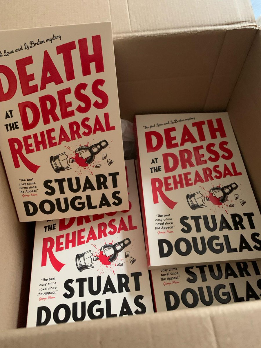 Comp copies arrival day - thanks @TitanBooks (and to @George_Mann, @paulmagrs. @SteveColeBooks, @Nevfountain, @Amazing_Amy_W for saying nice things about it)! Also, hooray - the books definitely exist! titanbooks.com/71889-lowe-and…