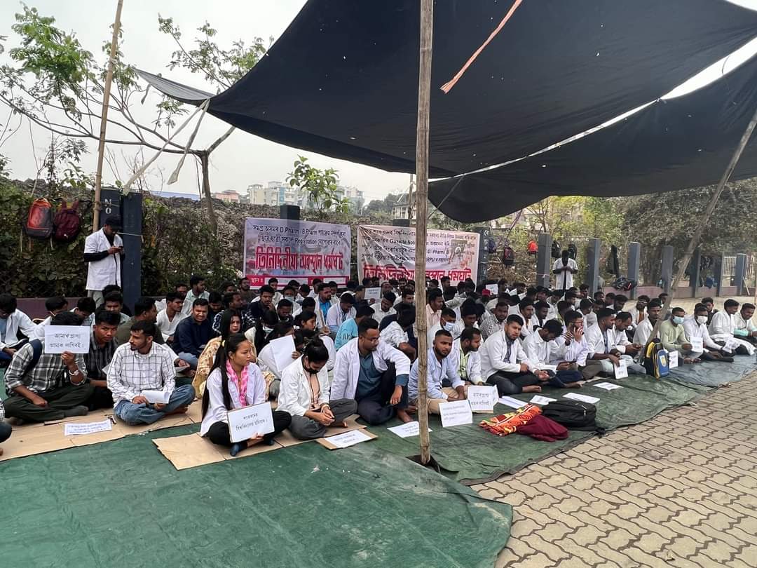 DrMafuzur's tweet photo. The pharmacy students of Assam are staging a 3 day protest for their demand regarding the registration with the APC.

The SSUHS affiliated students doesn't have to appear for the EXIT exam &amp; the students of non-SSUHS have to. Not Discriminatory?
#Justice4PharmacyStudentsOfAssam https://t.co/RU4w19BFxj