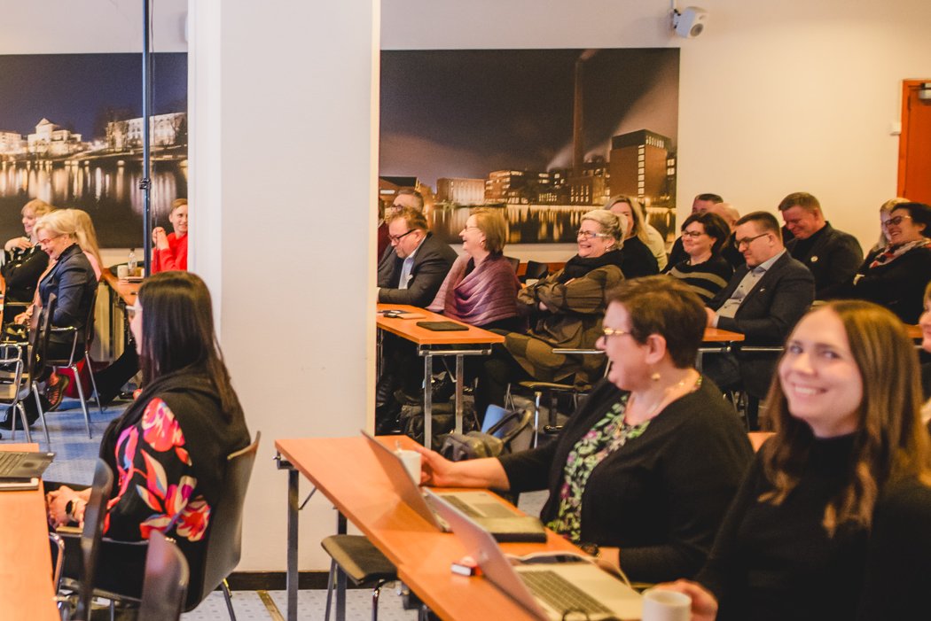 KL_uso's tweet photo. Eilen kokoonnuttiin yli 100USOlaisen voimin Tampereelle!  Päätöksentekokyky ja kuntatalous keskusteluttaa. Kiitos puhujat @TimoReina, Eero Laesterä, @KummolaKalervo, @Hannhurm, @SallinenSini, @M_PekolaSjoblom ja
@LM_Sinervo. Kuvat @heikkipekka #USOkunnat
@Kuntaliitto, @FCG_Group https://t.co/Tlah8RttJV