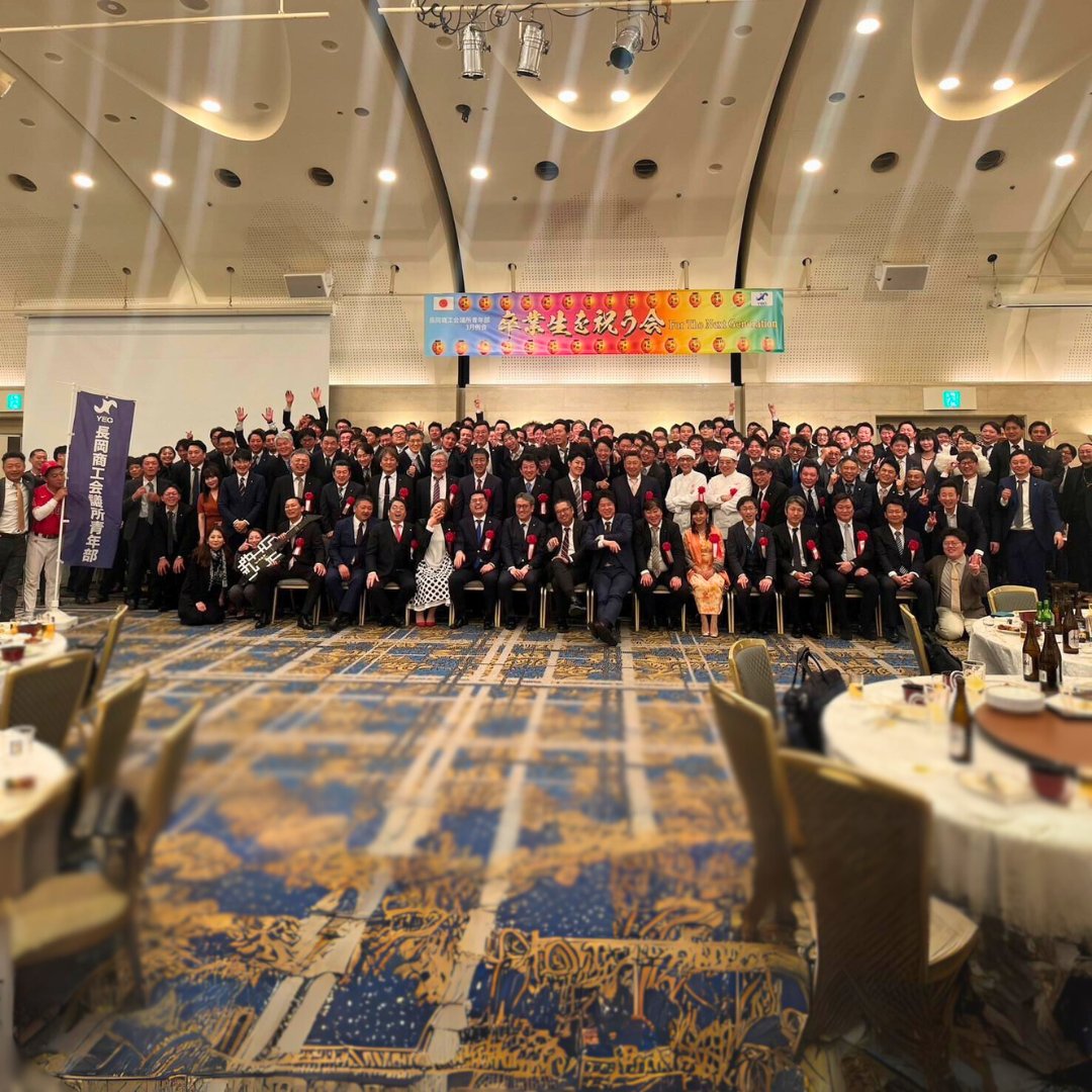 YEG0258's tweet photo. 3/18(月)ホテルニューオータニに於いて「卒業生を祝う会 ～For The Next Generation～」と題し、３月例会を行いました。これまで青年部の発展に尽力してこられた御卒業生との交流を深める貴重な時間となりました。卒業セレモニーでは、先輩方を盛大にお祝いすることができ温かな雰囲気に包まれました https://t.co/kDmCbOY9Gb