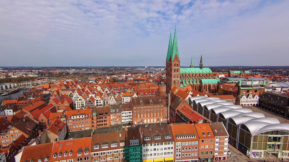 #ドイツ の  #リューベック 街歩き🚶🏻‍♀️
リューベックの展望スポットのひとつ「聖ペトリ教会」の塔。旧市街全体と周辺地域のパノラマ景色を眺めることができますよ。重厚なレンガ造りの街並みが北ドイツを思わせます。
📍🇩🇪Lübeck
#52UnescoWorldHeritageSites