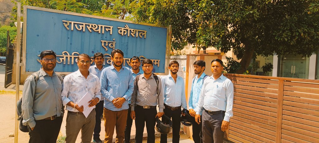 manojmeena's tweet photo. कनिष्ठ अनुदेशक भर्ती में चार ट्रेड्स की परीक्षा तिथि को आगे बढ़ाने की मांग को लेकर आज छात्रों के साथ में राजस्थान कौशल विभाग के अधिकारियों से मुलाकात करी। विभागीय अधिकारी सकारात्मक रूप से फाइल पर कार्य कर रहे हैं। 

बेरोजगार युवाओं के लिए संघर्ष जारी है।
@manojmeena https://t.co/FWy23eApYC
