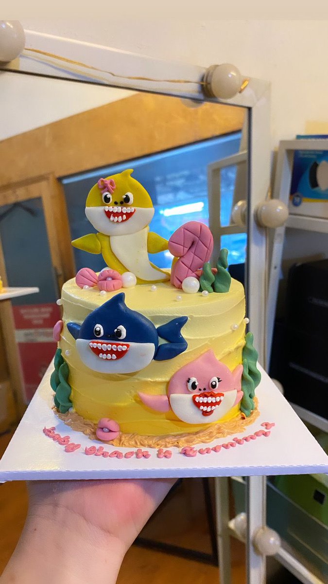 snowputr's tweet photo. Niatnya pengen nyenengin anak beliin kue buat ulang tahunnya, tapi keknya malah jadi bikin dia trauma sih ya😂

Ekspetasi                                   Realita https://t.co/idi6S76zD7