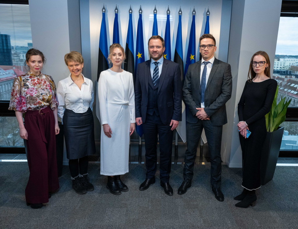 Had a constructive meeting with Russian opposition representatives & activists in Tallinn 🇪🇪. Discussed the problems Russian opposition members face & I underlined the necessity to help #Ukraine. Ukraine must win this war & Putin's terroristic regime has to pay for the crimes.