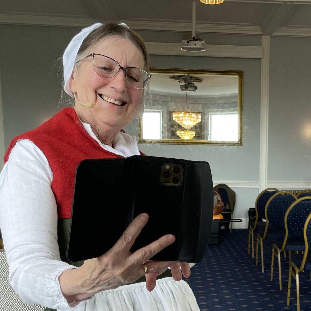 RAGriggsauthor's tweet image. Bessie the serving maid put her 21st century specs to get to grips with unfamiliar technology in the rather splendid surroundings of the Exeter Golf and Country Club on Tuesday.  

Such fun! 

#historyinterpreter #History #talks #timetravel #selfie