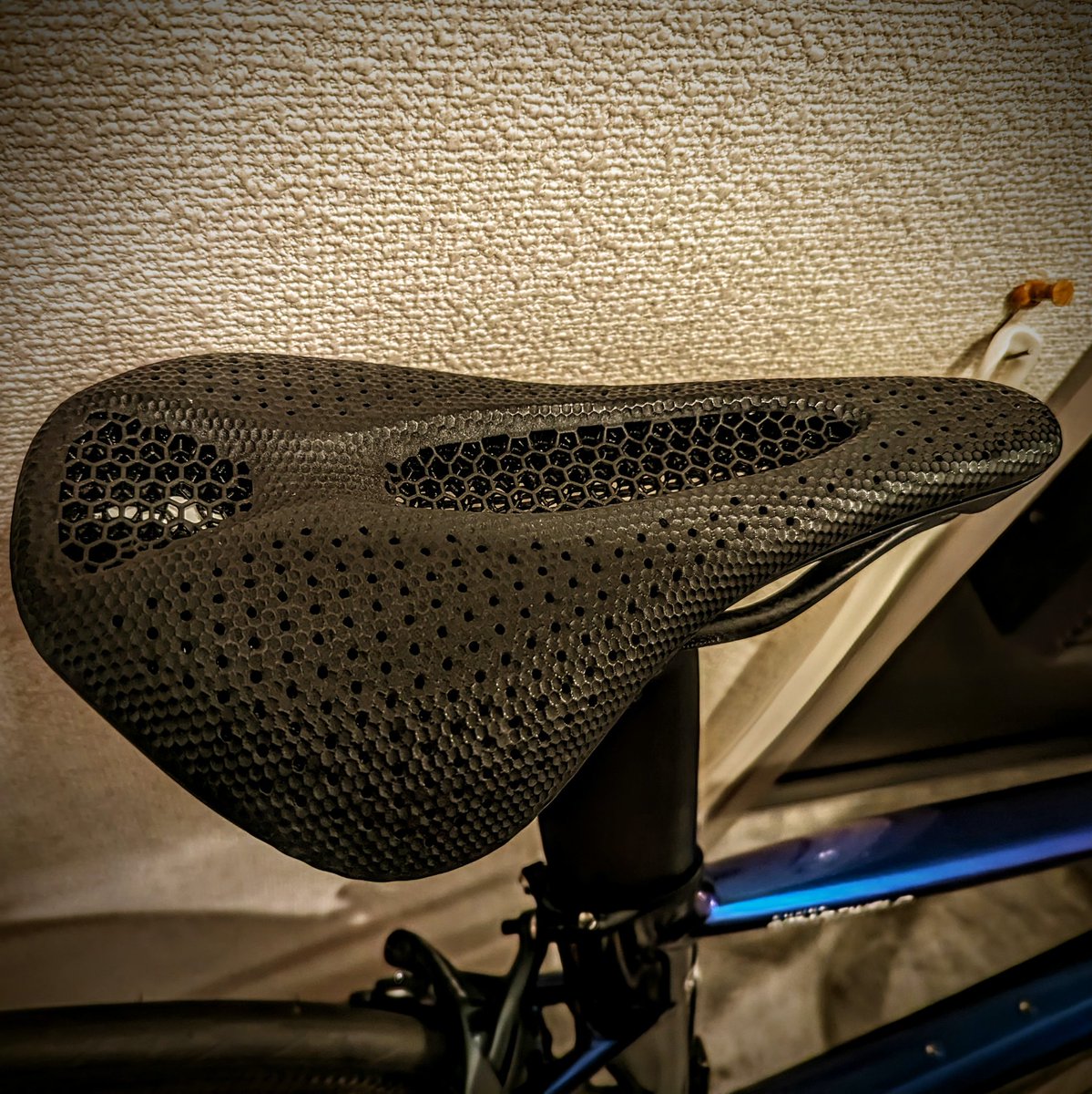 dieingmessage's tweet photo. だいぶ自転車の形にはなったけど、パーツが欠品してる事に気付き、今日はここで終了。明日アサゾー行ってこよう。
後はケーブルとチェーンとバーテープ巻いて調整すれば乗れる。
ちなみにサドルは税込55,000円のアレです。
#ロードバイク組立 #バラ完 #Specialized #AllezSprint #PowerwithMirror https://t.co/S0QNAi75lu