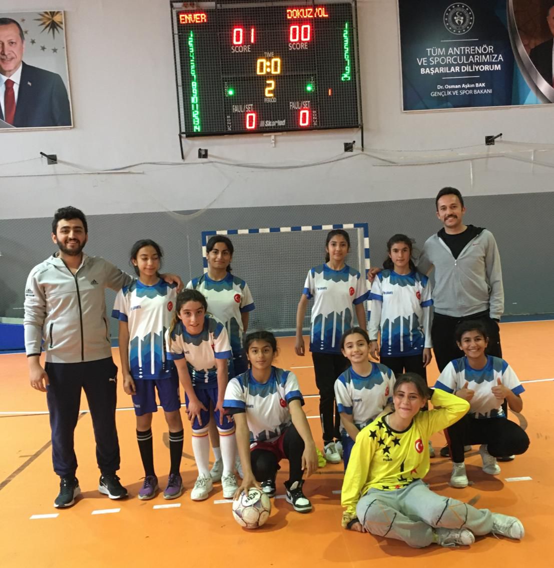 Enver Mebrure Okan Ortaokulu (@envermebrure) on Twitter photo Okulumuz kız futsal takımı yıldız kız futsal turnuvası il şampiyonluğunda finale kalmıştır. Emeği geçen öğretmenlerimize teşekkür eder final Yolunda kızlarımıza başarılar dileriz 💪 <a href="/yasintepe/">Yasin TEPE</a> @Cgnde <a href="/Gaziantep_MEM/">Gaziantep İl Millî Eğitim Müdürlüğü</a> <a href="/kemalcebervali/">Kemal Çeber</a> <a href="/NizipilceMEM/">Nizip İlçe Milli Eğitim Müdürlüğü</a> <a href="/M_Kilicparlar/">Metin KILIÇPARLAR</a> Okulumuz kız futsal takımı yıldız kız futsal turnuvası il şampiyonluğunda finale kalmıştır. Emeği geçen öğretmenlerimize teşekkür eder final Yolunda kızlarımıza başarılar dileriz 💪 <a href="/yasintepe/">Yasin TEPE</a> @Cgnde <a href="/Gaziantep_MEM/">Gaziantep İl Millî Eğitim Müdürlüğü</a> <a href="/kemalcebervali/">Kemal Çeber</a> <a href="/NizipilceMEM/">Nizip İlçe Milli Eğitim Müdürlüğü</a> <a href="/M_Kilicparlar/">Metin KILIÇPARLAR</a>