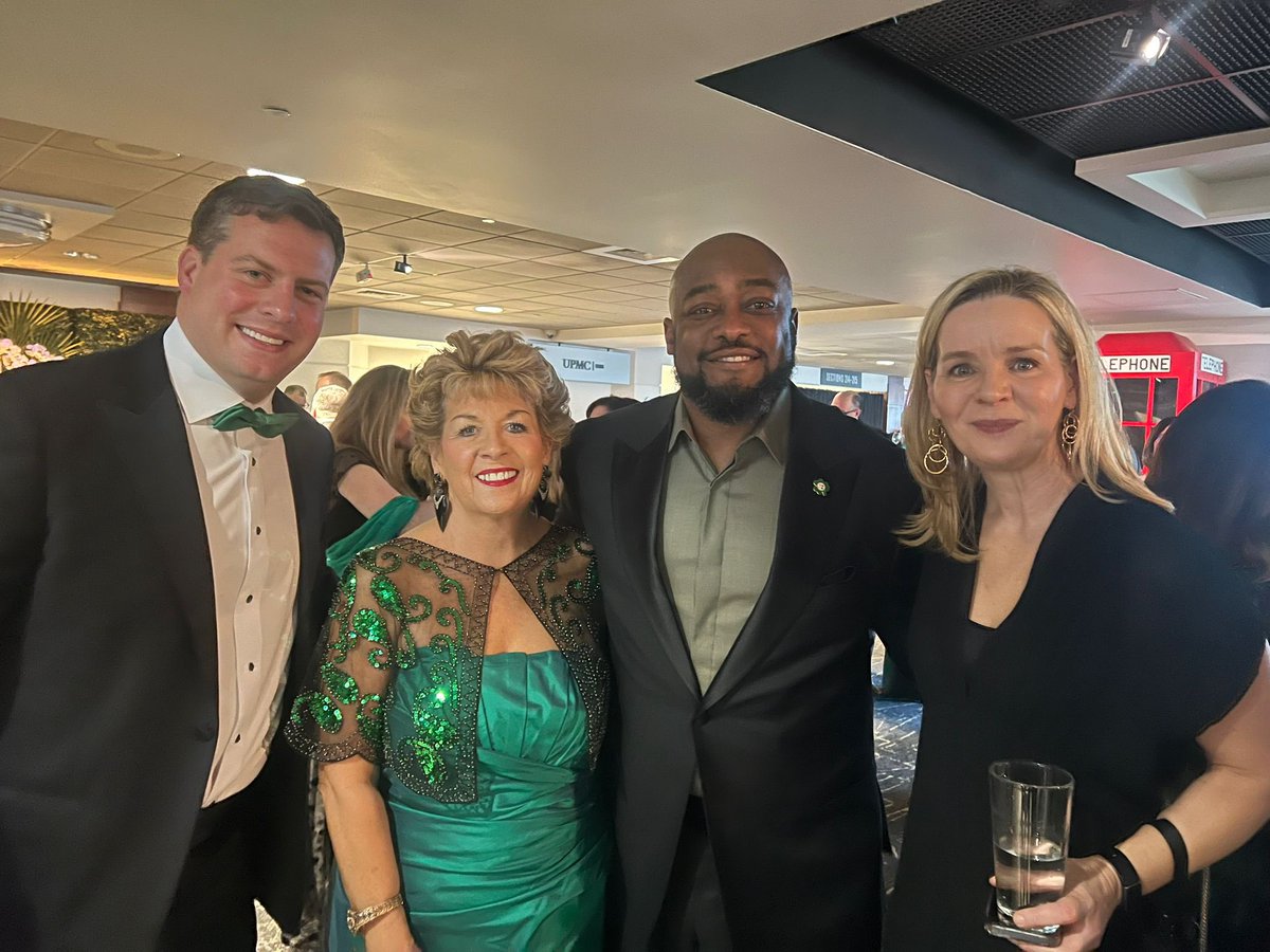 A great green tie dinner in Pittsburgh @IrelandFundsAM in the iconic home of the Pittsburg @steelers. Thank you to the Rooney family for all that you do to support @TheIrelandFunds and for carrying on the legacy of Ambassador Dan and Patricia Rooney.