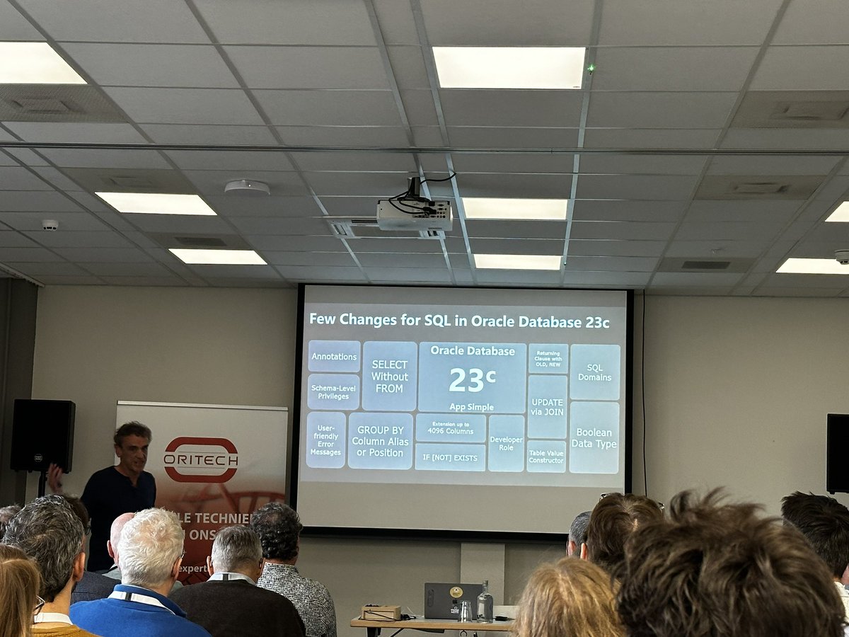 mesquitarod's tweet image. Full room!! @RoelH speaking about #oracledatabase 23c new features #AW24