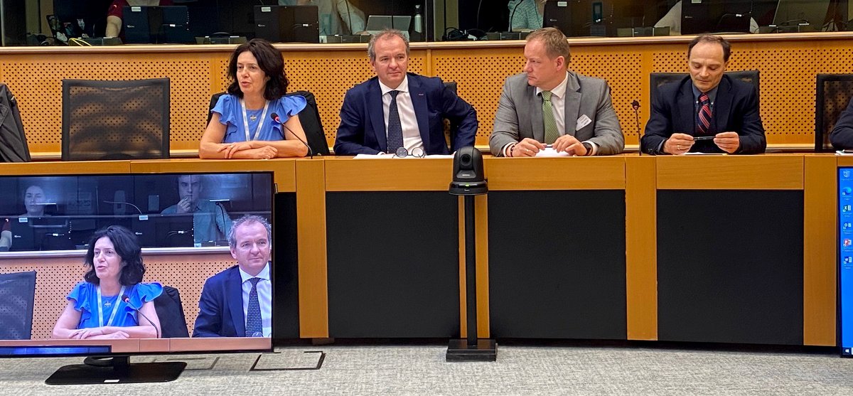 Le SGV Champagne à Bruxelles 🍇
<a href="/maximetoubart/">Maxime Toubart</a>, Président du SGV &amp; Vice-Président d'EFOW au Parlement Européen le 20 mars. "Nous ne voulons pas être assimilés au tabac et sommes opposés à de nouvelles mentions sanitaires sur les étiquettes de nos bouteilles."