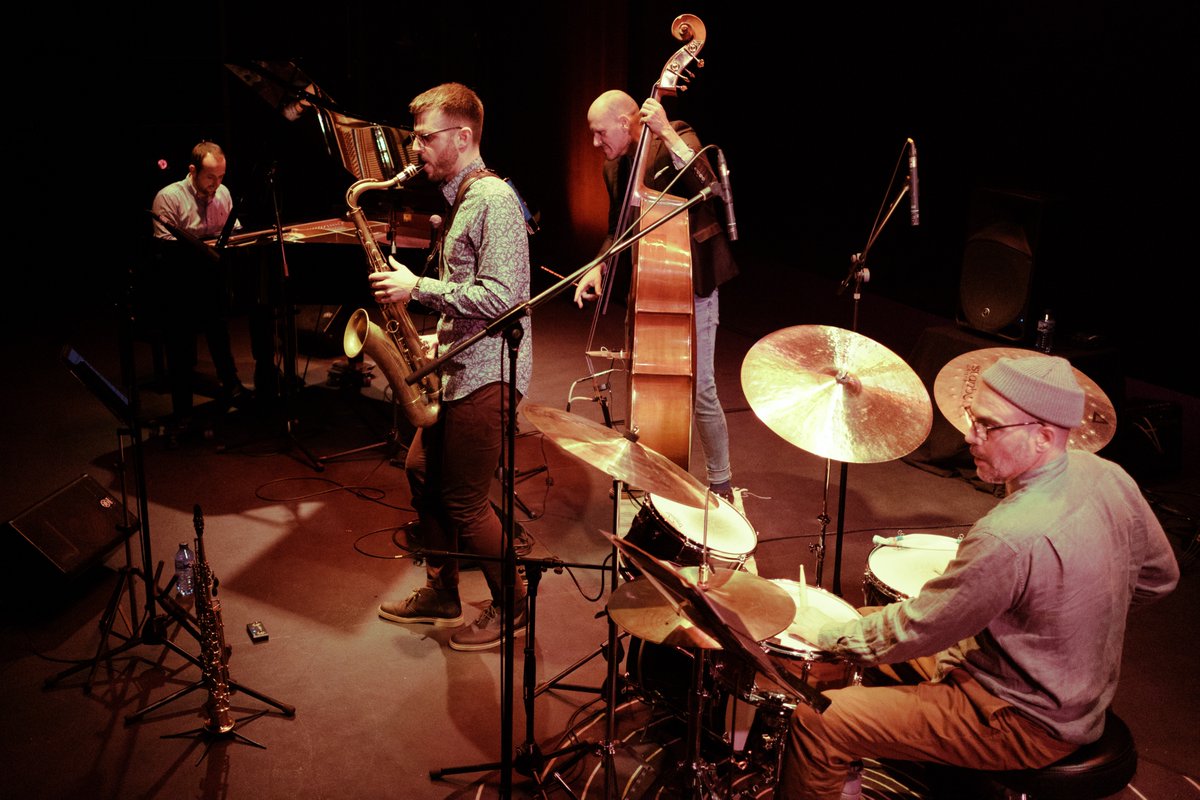 Ep! Avui editem Momentum, el segon treball discogràfic de MOVE el quartet  format pel contrabaixista Javier Callen, el saxofonista Alberto Arteta, el pianista Iñigo Ruiz de Gordejuela i el bateria Borja Barrueta.

mailchi.mp/64ecc3d5b403/m…

#newalbumrelease #jazzunderground