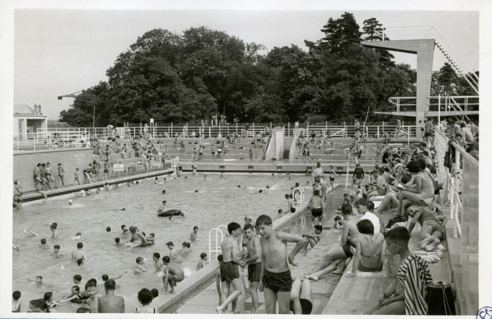 FdeMazieres's tweet photo. À l’occasion de #Paris2024, une exposition des Archives communales retrace l’histoire et l’évolution des pratiques sportives à #Versailles depuis le XIXe siècle : création des premiers clubs sportifs, organisation de manifestations nationales et internationales ou encore construction des grands équipements sportifs versaillais. https://t.co/jnL6TVS2M5