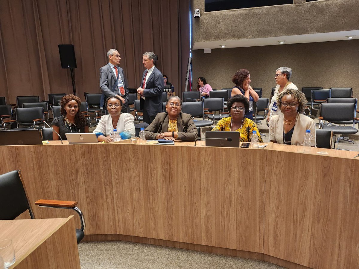 AngolaOms's tweet photo. A OMS Angola participou do encontro lusófono em Brasília promovido pelo Ministério da Saúde do Brasil e a #OPAS/#OMS. O objectivo foi fortalecer respostas integradas ao HIV, Hepatites Virais, IST e Tuberculose nos países lusófonos até 2030. #OMS #PEPFAR #INLS #SaudeParaTodos https://t.co/4KOtyGVdm3