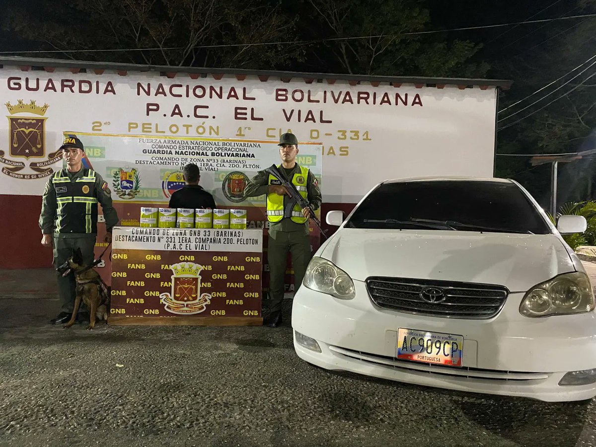 GnbGaranteDePaz's tweet photo. La FANB mediante labores de inspección de vehículos y personas en el PAC El Vial, Edo. Barinas, incautó seis galones de pintura automotriz, contentivos de cocaína líquida, con un peso de 23,610 Kg transportados en un vehículo tipo sedan conducido por un Cddno. Detenido A/O del MP https://t.co/eo48zhzm2C