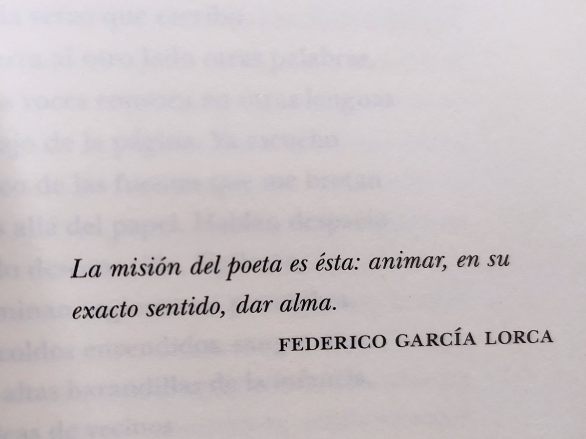 A todas y todos los poetas y a sus lectores, feliz día de la poesía ❤️

#DíaMundialDeLaPoesía #DíaDeLaPoesía