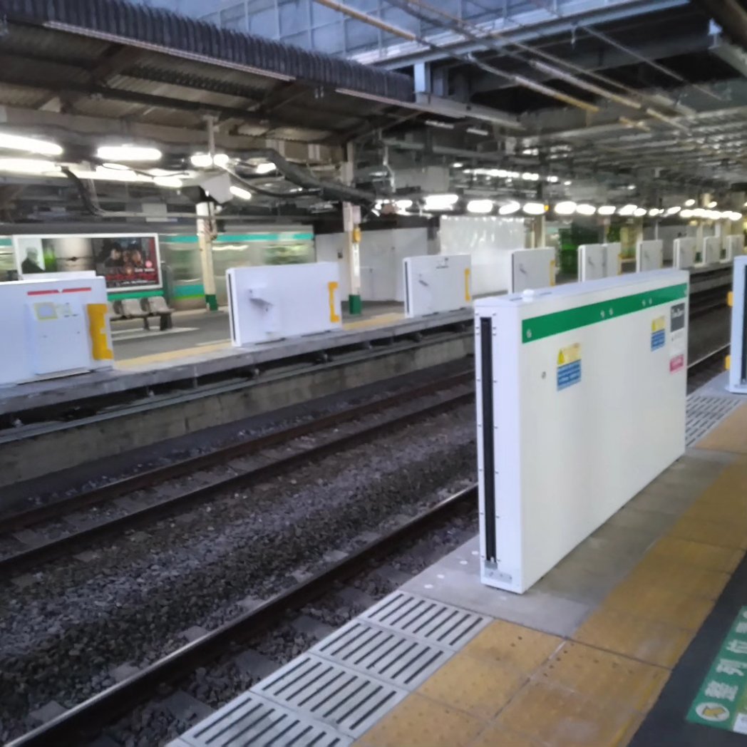 JR常磐線各駅停車の松戸駅6番線にホームドアが設置されました！これにより4・5・6番線にホームドアが設置されたことになります！ホームドアの稼働開始は4月26日の予定です。