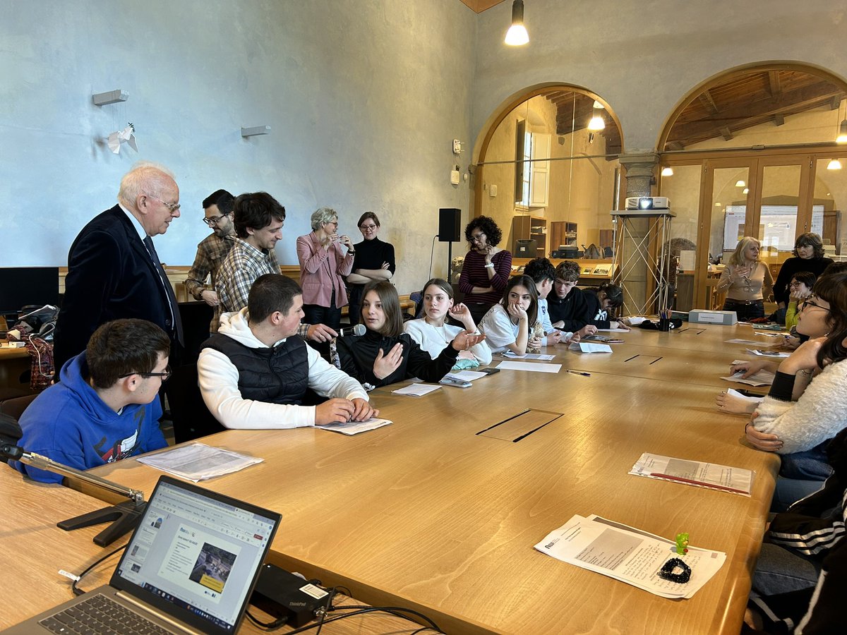 A spark plug. A necklace. A photograph. Lots of stories to be told at the #HAEU in this laboratory on #memory with students from the Ist. Alberghiero Saffi and @Europarl_FMA MEP Vitaliano Gemelli. #archives #history