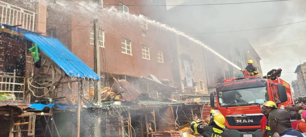ICYMI: Goods destroyed as fire razes three buildings in Lagos market | TheCable thecable.ng/goods-destroye…