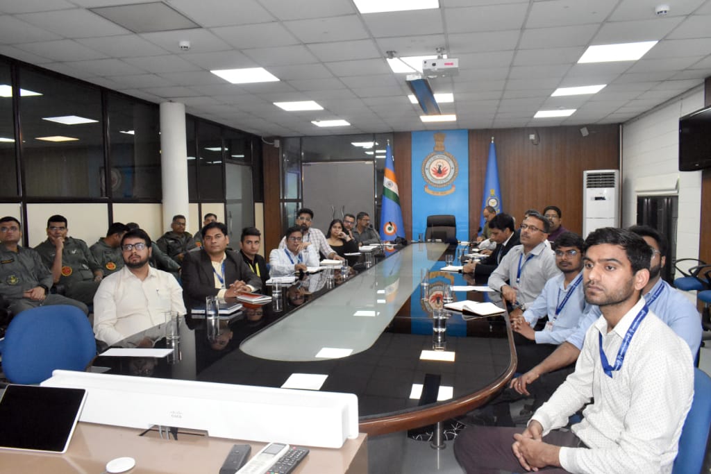 #SIDM facilitated a visit for 15 industry members to 7 BRD, @IAF_MCC on March 18, 2024. The visit provided an opportunity for the industry to engage in meaningful discussions with senior IAF officers, gaining insights into #indigenization processes and requirements.