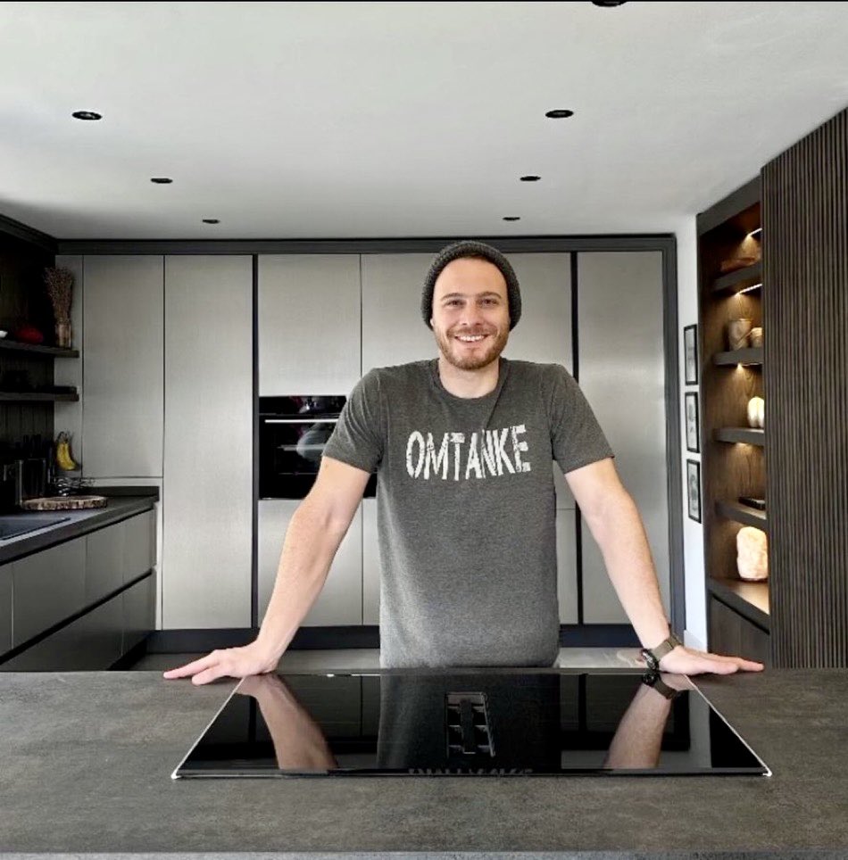 nonnamatta1's tweet photo. Let's talk about kitchens🤭🤭🤭
GOOD MORNING #FandomSÇK 🤡
#IlCircoloDelleInvincibiliSognatrici 🦄
#MuchLov❤️ #Emozionicolorate 🌈 https://t.co/zErLcdqmyY